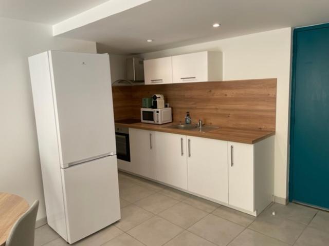 Appartement Climatise Avec Cour En Centre Ville Карпентра Екстериор снимка