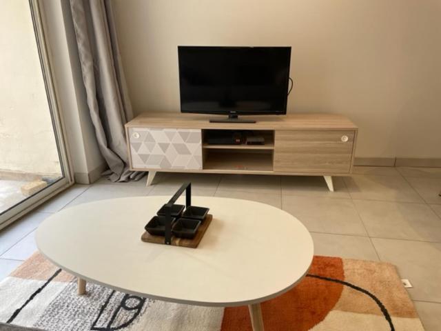 Appartement Climatise Avec Cour En Centre Ville Карпентра Екстериор снимка